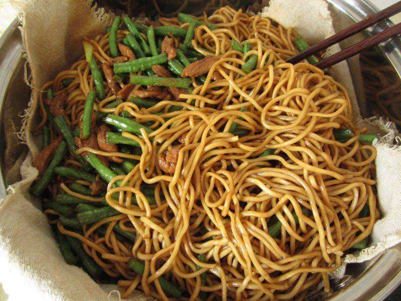 郑州大妈在杭州摆摊卖蒸面条，5元一份不到2小时就卖光，排长队