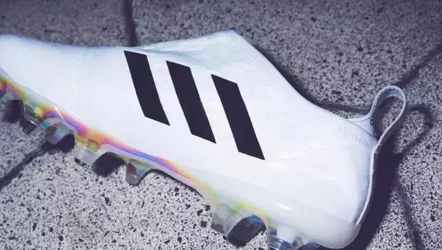 迷妹们都爱买爱豆代言的产品表忠心,这双暂时买不到的鞋先来了解