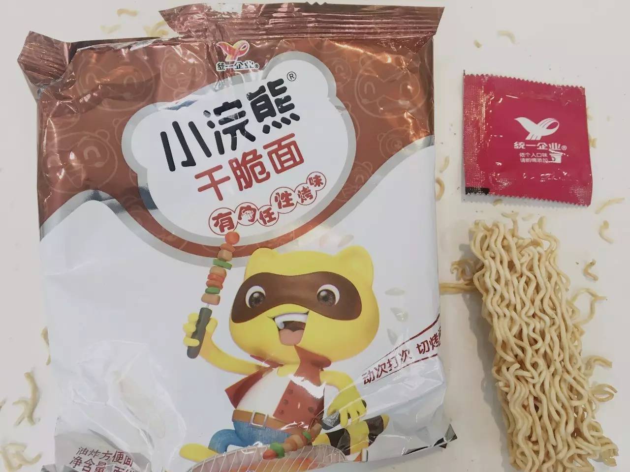 张君雅小浣熊小当家卫龙……谁才是真正的干脆面之王?