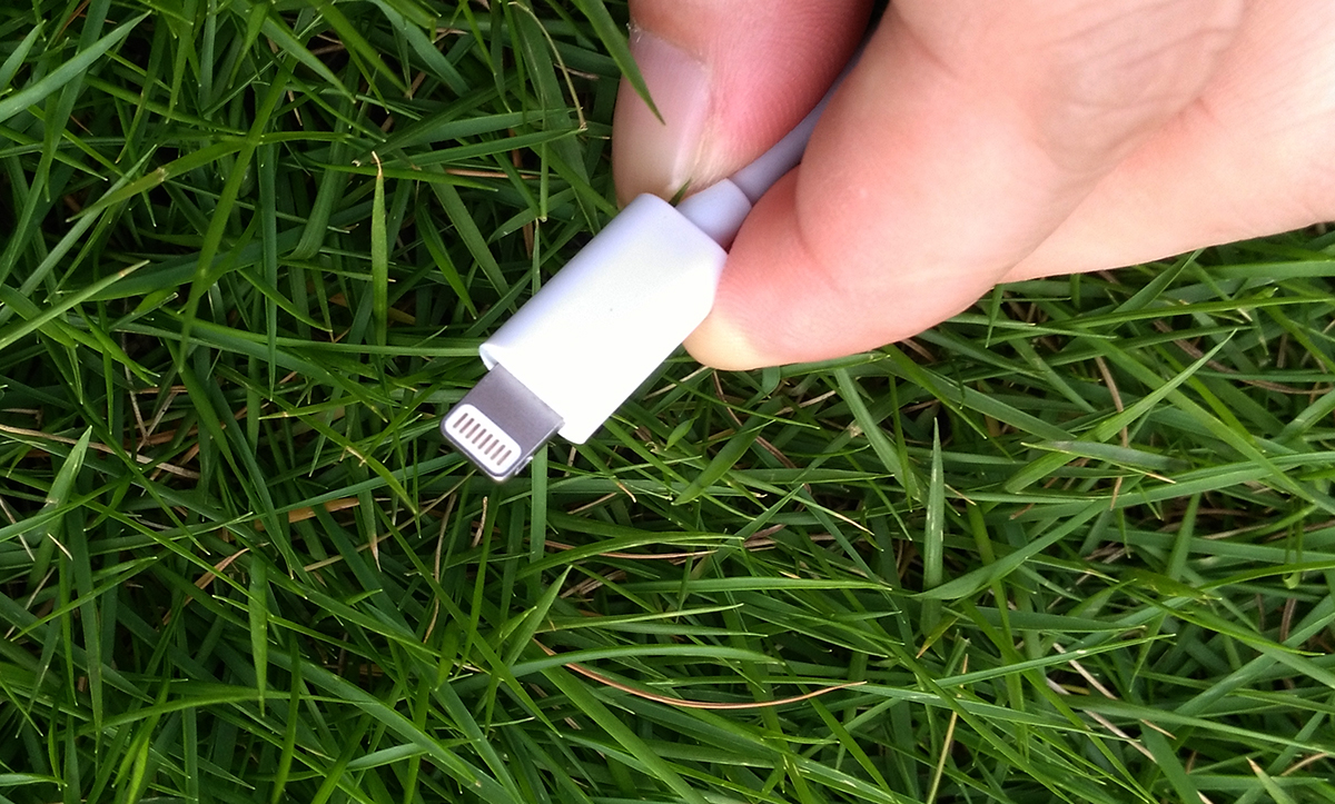 这款手机读卡器很有特色,标配了Lightning闪电接头