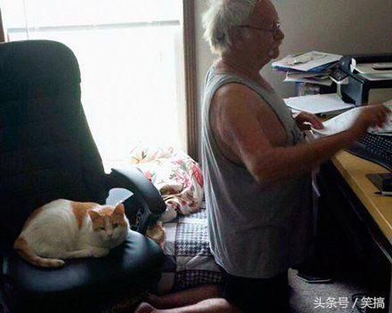 关于足球搞笑段子,搞笑的段子一脚高来一脚低