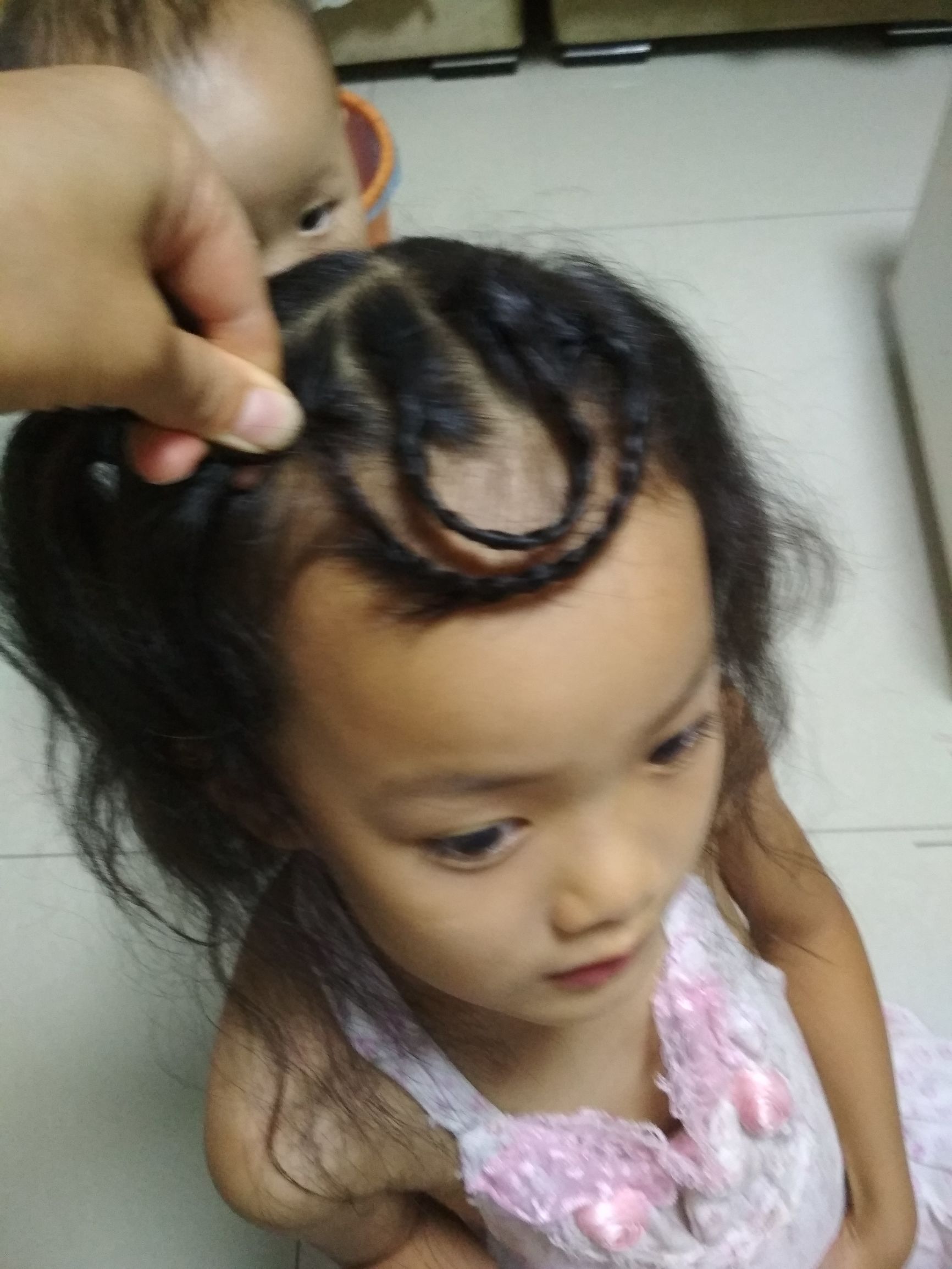 宝宝刘海怎么编起来好看,小孩高额头刘海怎么扎起来好看