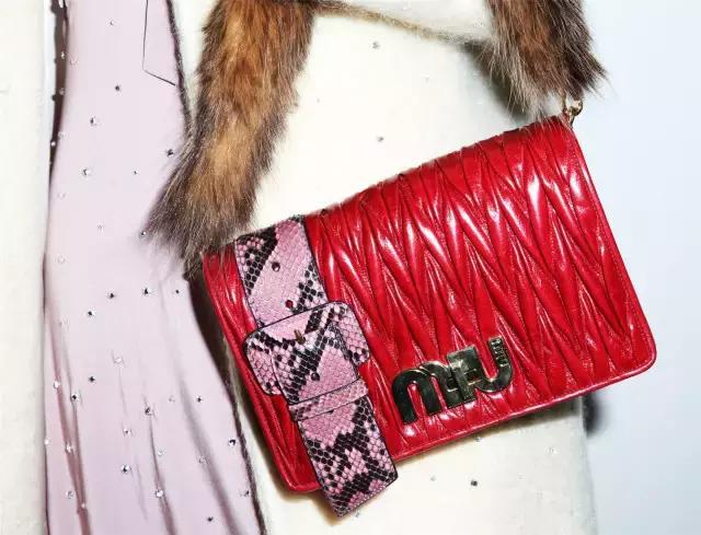 prada春夏信封包,prada三合一包包七夕