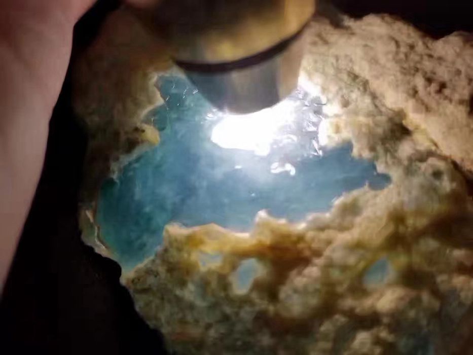 刚买来块5000的翡翠原石,开窗阳绿的翡翠原石能否时来运转