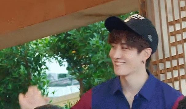 中餐厅张亮从楼梯摔倒完整版,中餐厅张亮摔倒