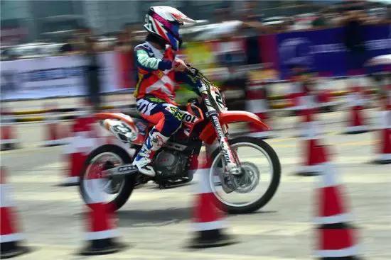 成都警察灌美国12球又赢巴西，这些专业队出来的才是真正的战狼