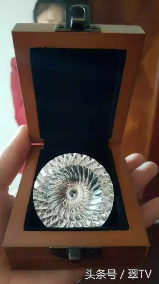 假货大王自称身家超王健林,拥有世界上最大的珠宝王国