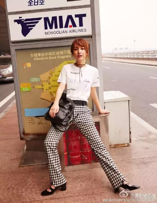 明星尬拍名场面,明星机场撞柱子尬舞