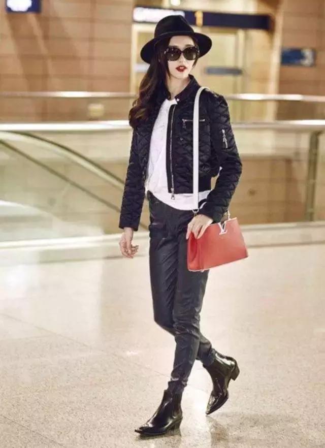 明星尬拍名场面,明星机场撞柱子尬舞