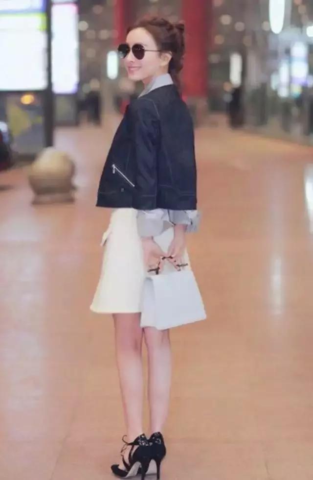 明星尬拍名场面,明星机场撞柱子尬舞