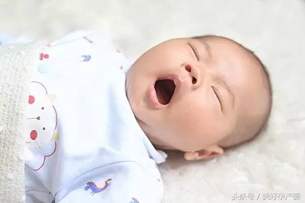 新生儿频繁打嗝吐奶是怎么回事,新生儿吃奶打嗝频繁的原因