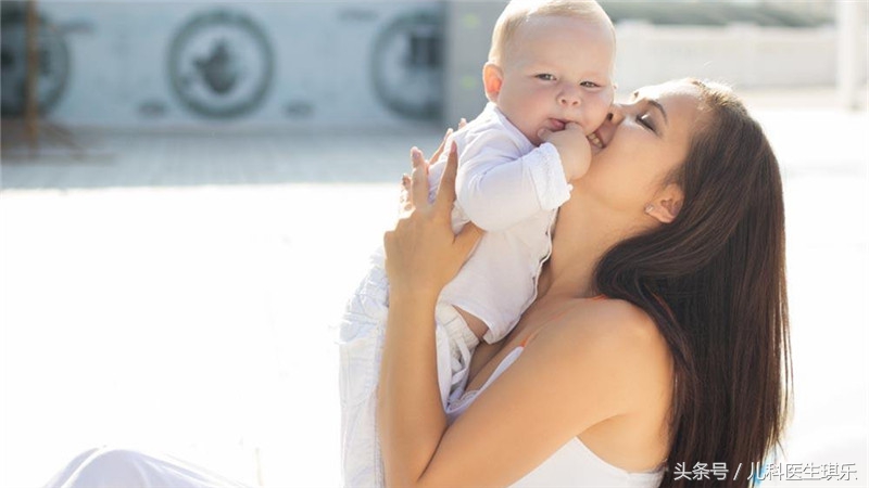 手上有红点但不痛不痒是怎么回事,手上长红点不痛不痒多是艾滋病嘛