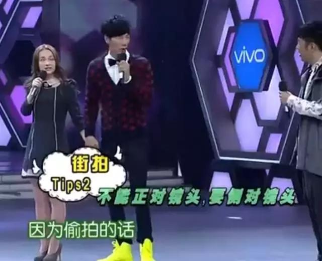 明星尬拍名场面,明星机场撞柱子尬舞