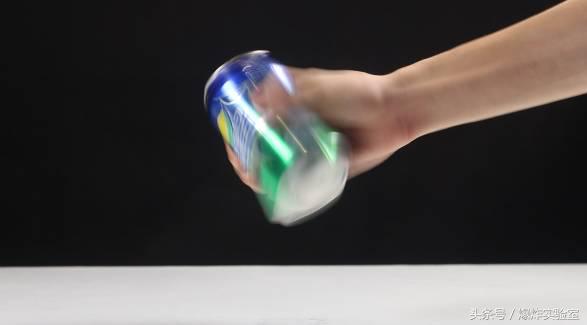 打开雪碧却喷的到处都是，这该怎么办？只要一招就能轻松解决！