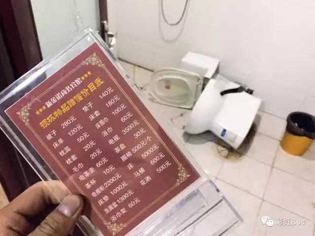 90后情侣骑摩托在额济纳，不小心拉了次最贵的屎