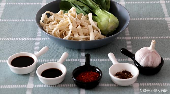 教你做一碗油泼辣子面,教你做油泼面的方法