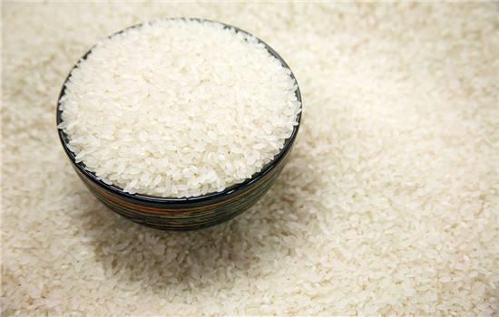 衣服被八四消毒液染了色怎么还原,衣服染了颜色怎么补救