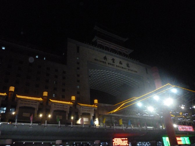 冬天的寒夜里，我们从北京西站走到*安门天**看升*旗国**