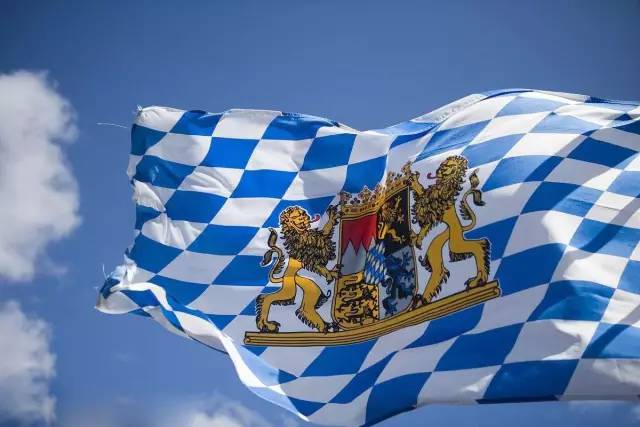 为什么吉利车标很像宾利,宾利车标竟然是不对称的