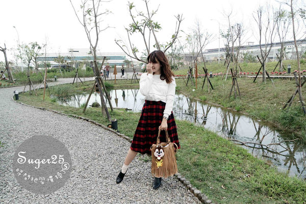 抢眼红色系碎花洋装+苏格兰红格裙,显瘦早春穿搭!