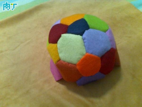 毛绒足球手工制作,不织布足球的做法图片