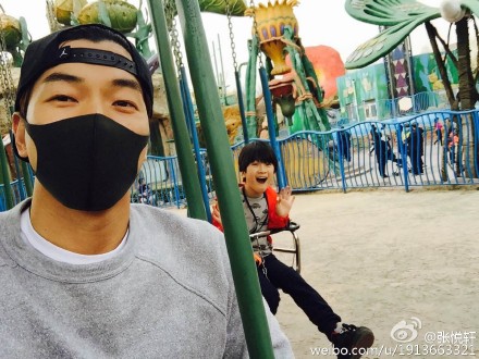 张亮天天抱猫照,张亮一家四口旅游视频