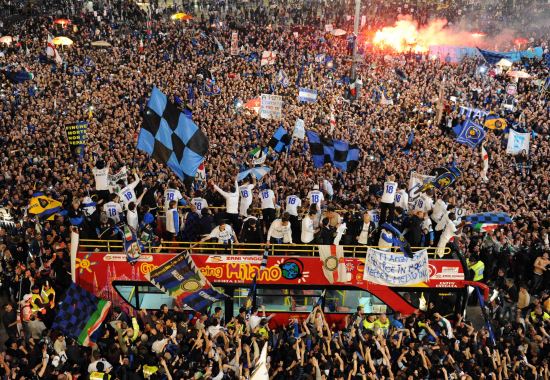 浴血奋战的足球运动员,喜极而泣的足球运动员