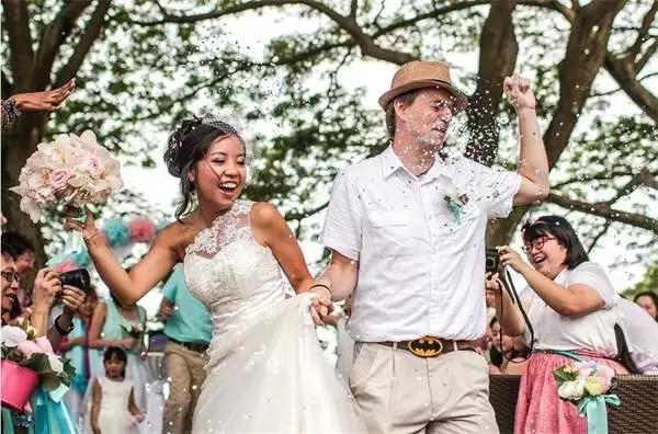 酒店枕头中间有个洞是做什么用的,酒店客房枕头都有哪些