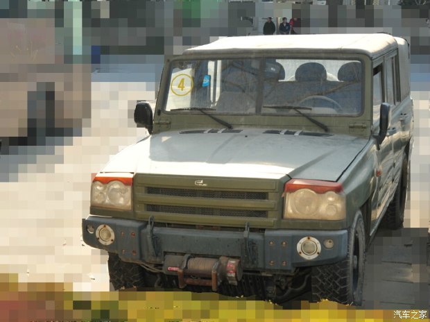 北汽军用勇士视频,国产伞兵突击车越野视频