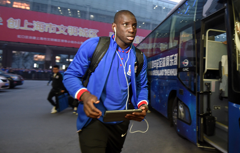 底蕴！申花首秀球迷热情迎接大巴虹口成蓝色海洋,图