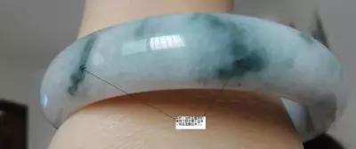 有裂纹的翡翠手镯能戴吗,翡翠手镯摔了一个裂纹没断