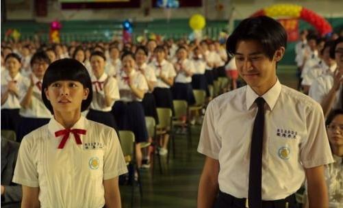 校服一个*绑捆**着我们青春的东西