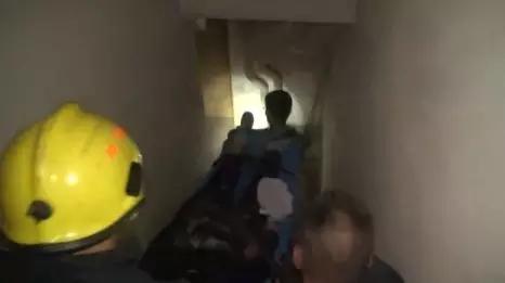 小区电梯20楼坠落致一人死亡,公寓电梯急坠男子当场被夹身亡