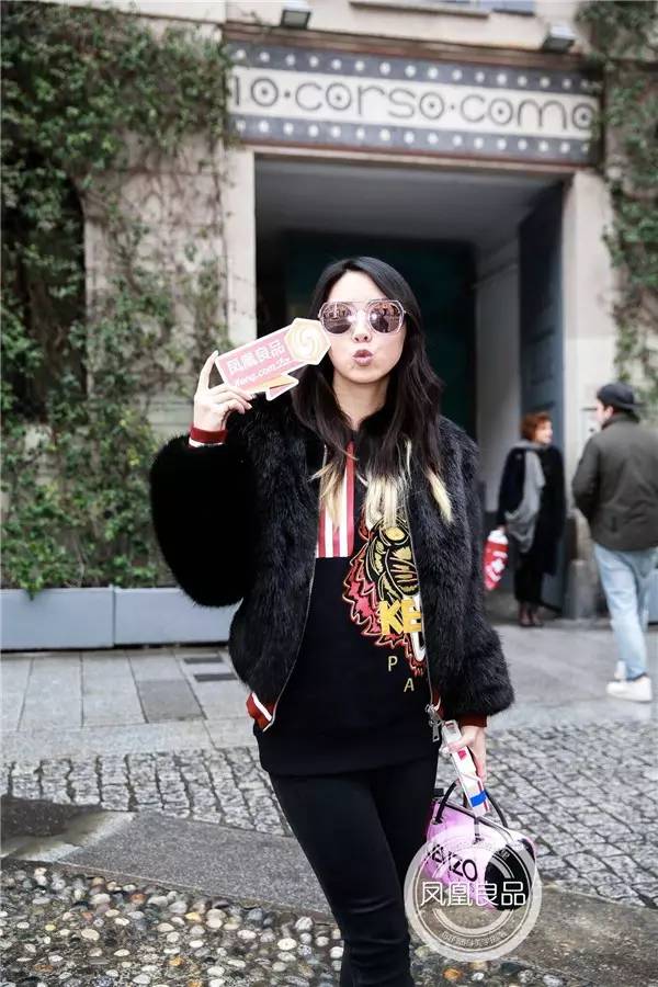 逛翻时装周之米兰站博主把最新款Moschino手机壳给你带回来了！