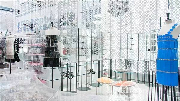 逛翻时装周之米兰站博主把最新款Moschino手机壳给你带回来了！