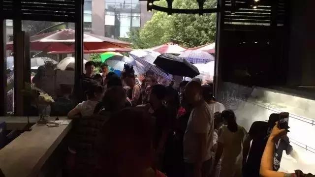 排队3个小时只为这顿网红火锅,单日排队8万人的火锅