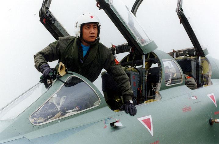 这些中国大明星都曾扮演飞行员,看看哪位最有军人气质?