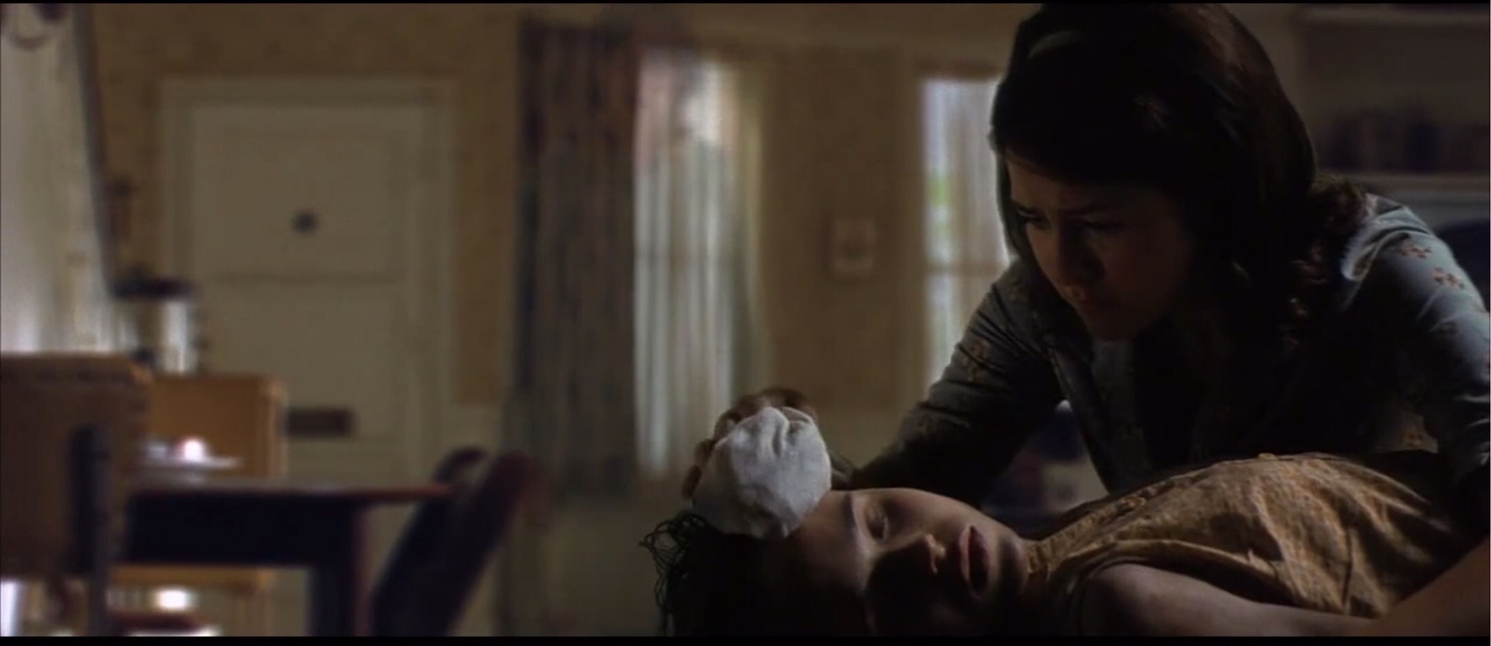 人性的丑恶在此刻一览无遗,人性是扭曲的不忍直视的