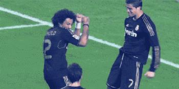 怎么跟女朋友一块看足球比赛,如何让不看足球的女朋友看足球