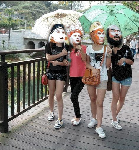 这么漂亮的姑娘怎么能让女孩闻你的脚气