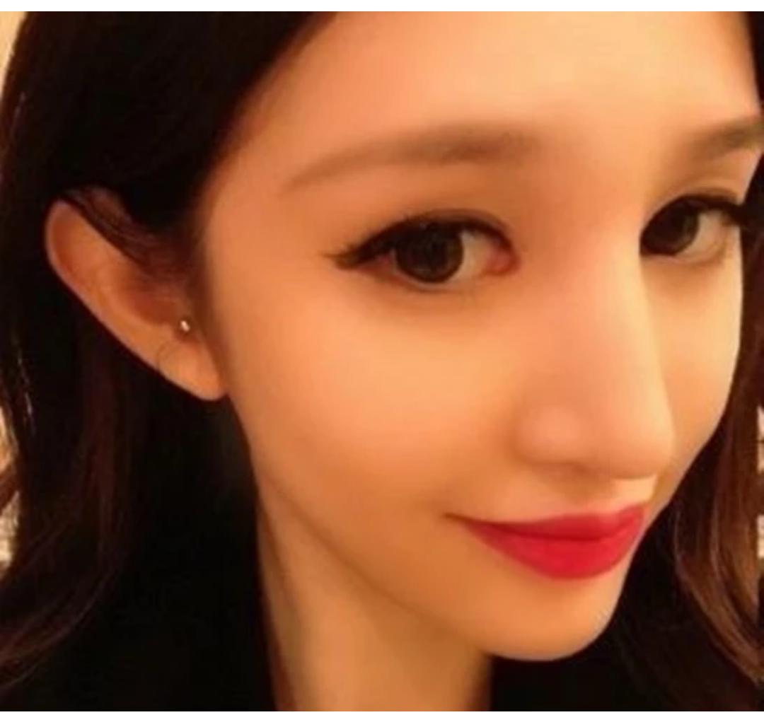 镜子里比拍照好看的原因,如何对着镜子拍照更好看