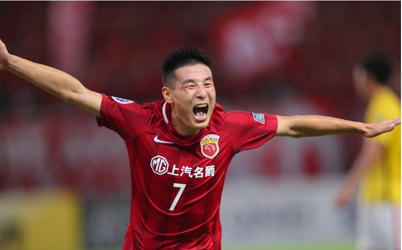 给老司机董路一记漂亮的小粉拳