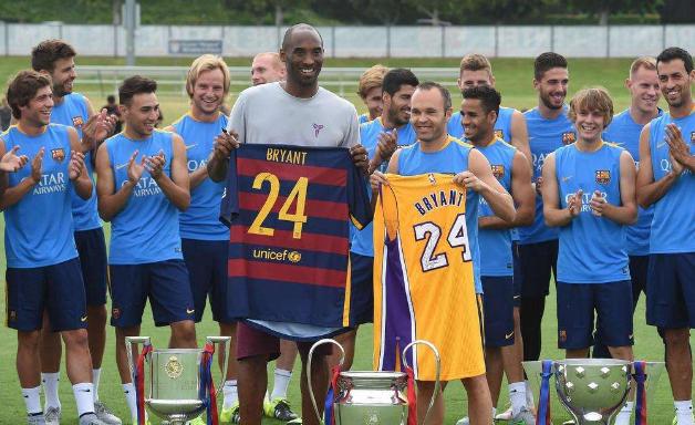 NBA球星爱足球：詹皇利物浦小老板，科比秀颠球征服巴萨球员！