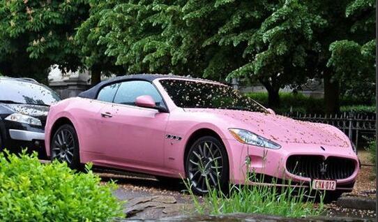 全世界粉红色的车，全被这个化妆品品牌承包了