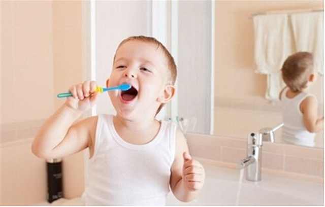 3岁的宝宝一口乳牙全烂光，都怪妈妈睡前给她喝这个