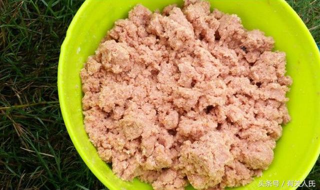 20块钱的黑塘，3个人1天收获50多条鱼，这次钓鱼很爽