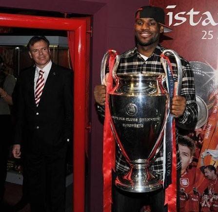 NBA球星爱足球：詹皇利物浦小老板，科比秀颠球征服巴萨球员！