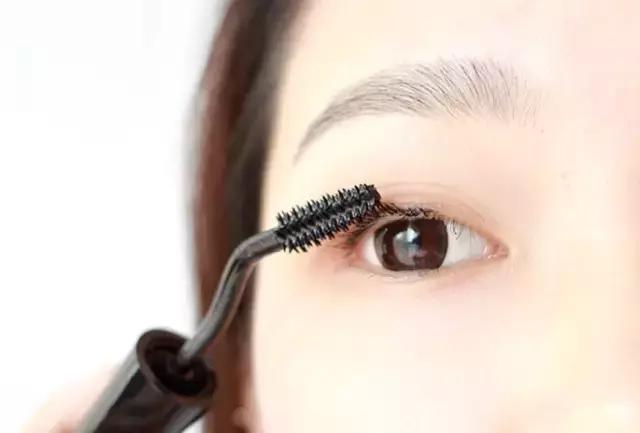 睫毛怎么刷最自然好看,超有用的涂睫毛小窍门