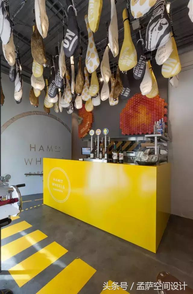 西班牙有家快餐厅也太有意思了,尽然用火腿来做装饰