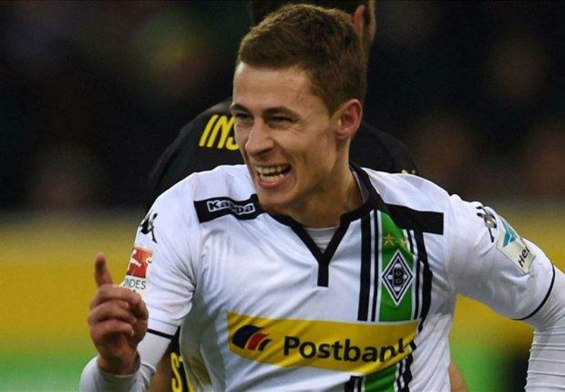 阿扎尔一门三杰,阿扎尔年轻时踢球